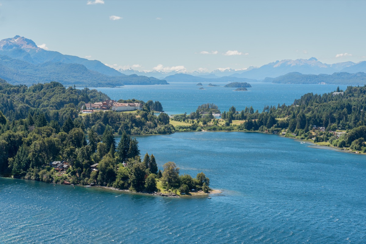 Ruta panorámica de Circuito Chico en Bariloche con vistas a los lagos Nahuel Huapi y Moreno